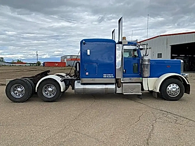 2009 Peterbilt 389 Conventional Truck with Sleeper 
