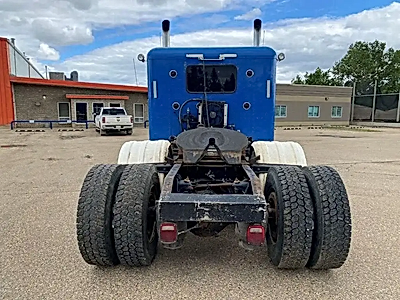 2009 Peterbilt 389 Conventional Truck with Sleeper 