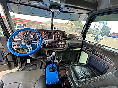 2009 Peterbilt 389 Conventional Truck with Sleeper 