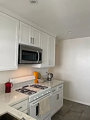 Beautifully maintained and refinished 2 Bedroom Unit for Rent