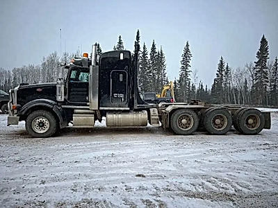 2009 Peterbilt 367 Tri-axle Sleeper Truck