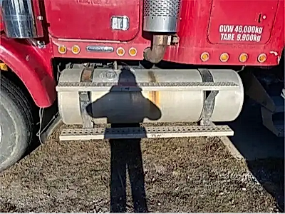 2005 Freightliner FLD120SD Tandem Truck 