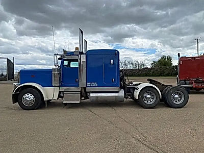 2009 Peterbilt 389 Conventional Truck with Sleeper 